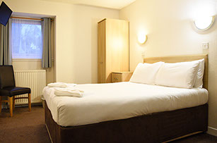 Double Room accommodation at the Tongadale Hotel in Portree